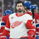 Scoop annoncé: Dylan Larkin accepterait une transaction au Canadien de Montréal, selon Renaud Lavoie 10 octobre 2026 ; Montréal, Québec, Canada ; Dylan Larkin (71), centre des Red Wings de Détroit, observe l\'échauffement avant le match contre les Canadiens de Montréal au Centre Bell.