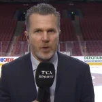Le journaliste de TVA Sports, Renaud Lavoie, à la télévision après le match du Canadien de Montréal au Centre Bell.