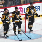 3 octobre 2026 ; Pittsburgh, Pennsylvanie, États-Unis ; Le défenseur des Penguins de Pittsburgh Kris Letang (58), le centre Sidney Crosby (87) et le centre Evgeni Malkin (71) sont présentés comme les coéquipiers ayant la plus grande longévité dans le sport nord-américain, entamant leur vingt et unième année ensemble au sein des Penguins, lors de la présentation des joueurs avant un match contre les Canadiens de Montréal au PPG Paints Arena.