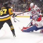 3 octobre 2026 ; Pittsburgh, Pennsylvanie, États-Unis ; le gardien de but des Canadiens de Montréal, Jakub Dobes (75), effectue un arrêt face à l'ailier droit des Penguins de Pittsburgh, Rickard Rakell (67), durant la première période au PPG Paints Arena.