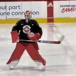 Le gardien du Canadien de Montréal, Jacob Fowler, en plein entraînement en direct de Brossard.
