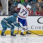 4 février 2025 ; San Jose, Californie, États-Unis ; le joueur de centre des Canadiens de Montréal, Kirby Dach (77), contrôle la rondelle face au joueur de centre des Sharks de San Jose, Luke Kunin (11), durant la première période au SAP Center de San Jose.
