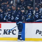 27 septembre 2025 ; Winnipeg, Manitoba, Canada ; l'attaquant des Jets de Winnipeg, Walker Duehr (71), est félicité par ses coéquipiers après avoir marqué un but contre les Flames de Calgary durant la première période au Canada Life Centre.