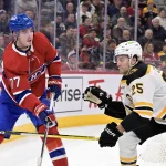 24 janvier 2023 ; Montréal, Québec, Canada ; l'attaquant des Canadiens de Montréal Kirby Dach (77) manie la rondelle tandis que le défenseur des Bruins de Boston Brandon Carlo (25) assure la défense, durant la deuxième période au Centre Bell.