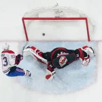 21 mai 2026 ; Raleigh, Caroline du Nord, États-Unis ; l'ailier droit des Canadiens de Montréal, Ivan Demidov (93), marque un but face au gardien de but des Hurricanes de la Caroline, Frederik Andersen (31), durant la première période du premier match de la finale de l'Association de l'Est, dans le cadre des séries éliminatoires de la Coupe Stanley 2026, au Lenovo Center.