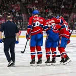 30 novembre 2023 ; Montréal, Québec, CAN ; Le joueur de centre des Canadiens de Montréal, Alex Newhook (15), est escorté hors de la glace après avoir subi une blessure ; il est accompagné par le défenseur Mike Matheson (8) et l'ailier droit Brendan Gallagher (11) durant la troisième période au Centre Bell.