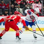 19 mars 2026 ; Détroit, Michigan, États-Unis ; le défenseur des Red Wings de Détroit, Simon Edvinsson (77), défend face au centre des Canadiens de Montréal, Alex Newhook (15), durant la troisième période à la Little Caesars Arena.