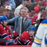 17 octobre 2026 ; Montréal, Québec, CAN ; l'entraîneur-chef des Canadiens de Montréal, Martin St-Louis, durant la première période face aux Sabres de Buffalo, au Centre Bell.