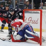 17 novembre 2025 ; Columbus, Ohio, États-Unis ; le gardien des Canadiens de Montréal, Jakub Dobes (75), effectue un arrêt sur un tir du centre des Blue Jackets de Columbus, Mathieu Olivier (24), durant la deuxième période à la Nationwide Arena.