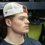 L'attaquant du Canadien de Montréal, Cole Caufield, en conférence de presse devant les médias.
