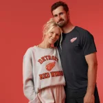 L'attaquant des Red Wings de Detroit, Dylan Larkin, et sa femme, lors d'une séance photo.
