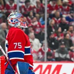 20 octobre 2026 ; Montréal, Québec, CAN ; Le gardien des Canadiens de Montréal, Jakub Dobes (75), lève les yeux vers le tableau indicateur lors d'un match contre les Sharks de San Jose, au cours de la troisième période au Centre Bell.