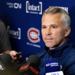 L'entraîneur-chef du Canadien de Montréal, Martin St-Louis, en conférence de presse devant les médias.