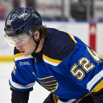 28 mars 2024 ; St. Louis, Missouri, États-Unis ; le centre des St. Louis Blues, Zach Dean (52), attend une mise au jeu face aux Calgary Flames durant la deuxième période à l'Enterprise Center.
