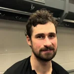 L'attaquant des Red Wings de Detroit, Dylan Larkin, en conférence de presse d'après-match devant les médias.
