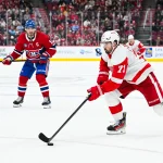 10 octobre 2026 ; Montréal, Québec, Canada ; le joueur de centre des Red Wings de Détroit, Dylan Larkin (71), dispute la rondelle au joueur de centre des Canadiens de Montréal, Nick Suzuki (14), durant la prolongation au Centre Bell.