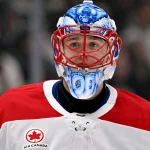 30 septembre 2023; Montréal, Québec, Canada; L'ailier gauche des Maple Leafs de Toronto, Matthew Knies (23), joue la rondelle contre le défenseur des Canadiens de Montréal, David Reinbacher (64), durant la troisième période au Centre Bell.