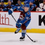 25 septembre 2023 ; Denver, Colorado, États-Unis ; le défenseur de l'Avalanche du Colorado, Jack Ahcan (18), contrôle le palet durant la troisième période face aux Golden Knights de Vegas, à la Ball Arena.