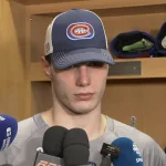 L'attaquant du Canadien de Montréal, Juraj Slafkovsky, en conférence de presse devant les médias.