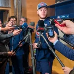 Le gardien du Canadien de Montréal, Jakub Dobes, en conférence de presse devant les médias.