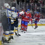 26 octobre 2024 ; Montréal, Québec, CAN ; L'attaquant des Canadiens de Montréal Kirby Dach (77) célèbre avec ses coéquipiers après avoir marqué un but contre les Blues de St. Louis durant la deuxième période au Centre Bell.