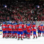 13 octobre 2026 ; Montréal, Québec, CAN ; les joueurs des Canadiens de Montréal se rassemblent pour célébrer leur victoire après la fin du match contre les Sabres de Buffalo au Centre Bell.