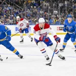 3 janvier 2026 ; Saint-Louis, Missouri, États-Unis ; le centre des Canadiens de Montréal, Oliver Kapanen (91), contrôle la rondelle tandis que l'ailier droit des Blues de Saint-Louis, Jonatan Berggren (29), assure la défense durant la troisième période à l'Enterprise Center.