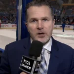 Le journaliste de TVA Sports, Renaud Lavoie, à la télévision pendant un match du Canadien de Montréal.
