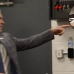 L'entraîneur-chef Martin St-Louis et le gardien Jacob Fowler, dans le vestiaire après la victoire du Canadien de Montréal contre les Blues de St-Louis.