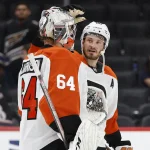22 septembre 2024 ; Washington, district de Columbia, États-Unis ; le gardien des Flyers de Philadelphie, Carson Bjarnason (64), célèbre avec l'attaquant des Flyers, Joel Farabee (86), après leur match contre les Capitals de Washington au Capital One Arena.