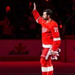 L'attaquant des Red Wings de Détroit, Dylan Larkin, salue la foule.