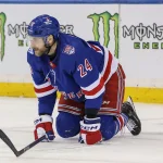 14 janvier 2026 ; New York, New York, États-Unis ; le défenseur des Rangers de New York, Carson Soucy (24), s'effondre sur la glace après s'être blessé lors de la deuxième période face aux Sénateurs d'Ottawa, au Madison Square Garden.