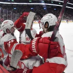 8 avril 2025 ; Montréal, Québec, CAN ; L'attaquant des Red Wings de Détroit, Dylan Larkin (71), célèbre avec ses coéquipiers, dont l'attaquant Alex DeBrincat (93), après avoir marqué un but contre les Canadiens de Montréal durant la première période au Centre Bell.