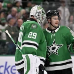 9 avril 2026 ; Dallas, Texas, États-Unis ; le gardien de but des Dallas Stars, Jake Oettinger (29), et le joueur de centre Cameron Hughes (34) célèbrent la victoire des Stars face au Minnesota Wild à l'American Airlines Center.