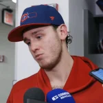 Le gardien du Canadien de Montréal, Jakub Dobes, en conférence de presse après la victoire contre les Stars de Dallas.