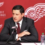 Le directeur général des Red Wings de Détroit, Shawn Horcoff, en conférence de presse devant les médias.