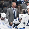 Jon Cooper surpris en train de prendre une bi�re avec des arbitres apr�s un match