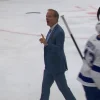 Jon Cooper pose un gros geste sur la glace pour provoquer les fans apr�s la victoire du Lightning