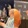 Surprise Martin St-Louis pose un gros geste alors que Renaud Lavoie d&eacute;barque en plein point de presse