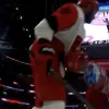 Sc&egrave;ne non diffus&eacute;e &agrave; la t&eacute;l&eacute;vision un gros geste pos&eacute; vers Jakub Dobes avant le but gagnant des Hurricanes