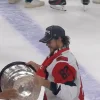 Jesperi Kotkaniemi pose un geste controvers&eacute; sur la glace pendant les c&eacute;l&eacute;brations de la Coupe Stanley