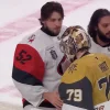 Un geste pos&eacute; par deux joueurs des Hurricanes pendant la poign&eacute;e de main contre Vegas retient lattention