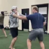 Jakub Dobes jette les gants avec un joueur de la NFL en plein entra&icirc;nement il se pr&eacute;pare d&eacute;j&agrave; pour lautomne