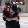 Un attaquant connu des fans du Canadien impliqu&eacute; dans une bataille lors dun match amical, avec Logan Cooley