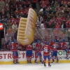 Sc&egrave;ne non diffus&eacute;e &agrave; la t&eacute;l&eacute;vision un hot dog g&eacute;ant surprend les joueurs du CH au banc