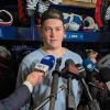 Samuel Montembeault r&eacute;agit &agrave; lattitude de Jakub Dobes devant le filet