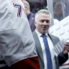 Martin St-Louis pose un geste envers Jakub Dobes en direction du vestiaire apr&egrave;s la victoire &agrave; Chicago