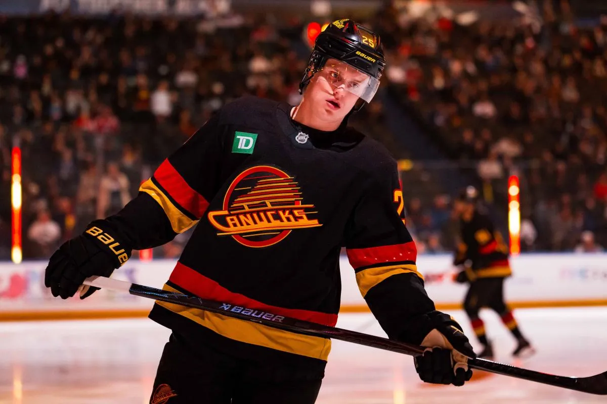 Elias Pettersson stats hockey