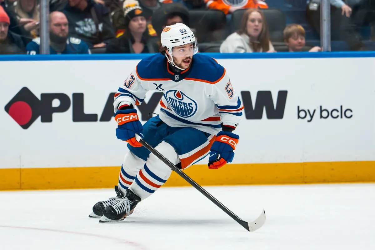 Isaac Howard stats hockey
